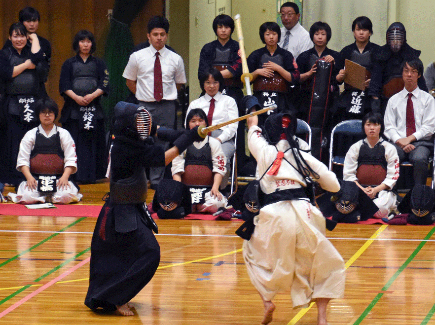 剣道女子個人優勝岩田選手（紺）-.gif