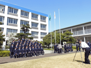 中庭で写真撮影.gif