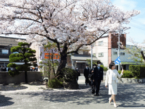 担任引率で教室へ.gif