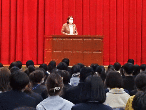 F科学年主任.gif
