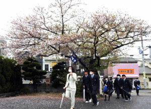 担任引率で教室へ.gif