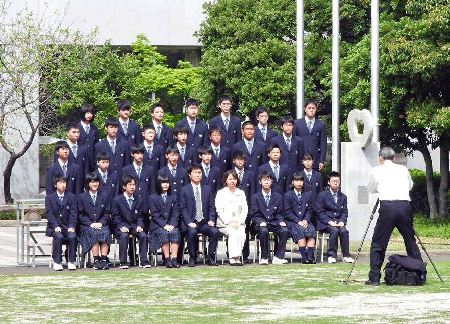 中庭で写真撮影.gif